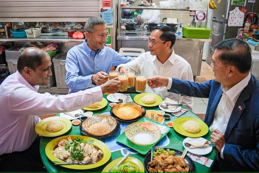 Bộ trưởng Ngoại giao Bùi Thanh Sơn và Ngoại trưởng Singapore ăn cơm gà, uống trà sữa tại khu ẩm thực bình dân. (Nguồn ảnh: Lấy từ trang The Straitstimes)